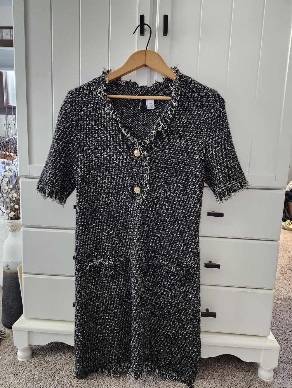Frayed Knit Short-Sleeve Shift Dress in Black and White Sz M